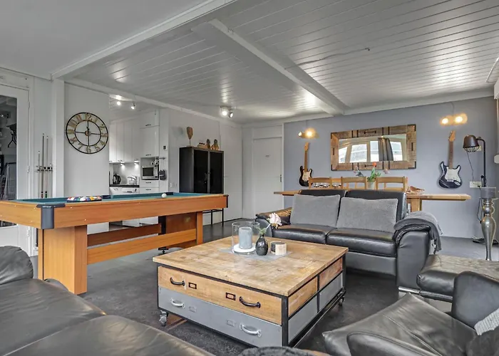 Nyaraló Rumah Kami - Aan Zee *