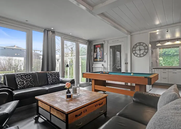 Nyaraló Rumah Kami - Aan Zee